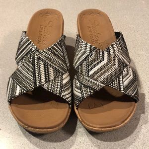 Sketchers sz 7 Luxe Foam -2.5inch Cork Look Wedge, Black/White Cross Strap Slide